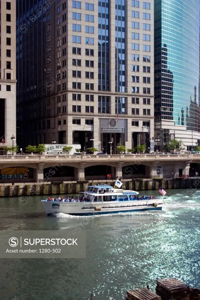 Buildings at the waterfront, 333 West Wacker, Chicago River, Wacker Drive, Chicago, Cook County, Illinois, USA