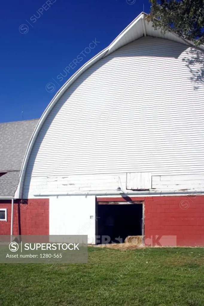 USA, Michigan, Three Oaks, Red and white barn on Middlebrook cattle farm