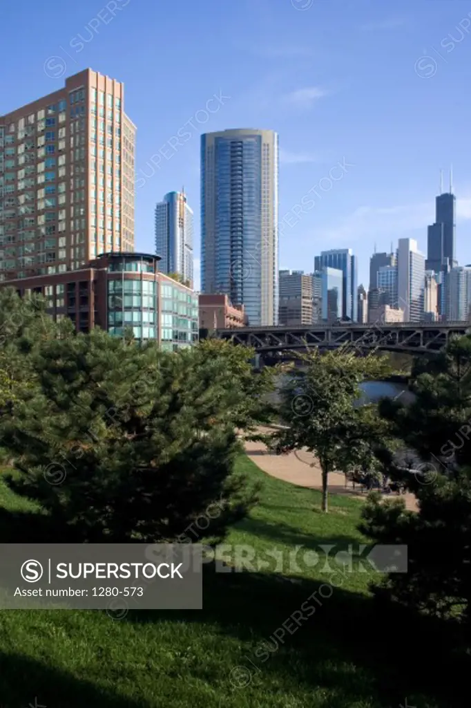 USA, Illinois, Chicago, Montgomery Ward Park with Park Place condominiums at left, Ohio Street Bridge at right, Kingsbury Plaza and Willis Tower in distance at right