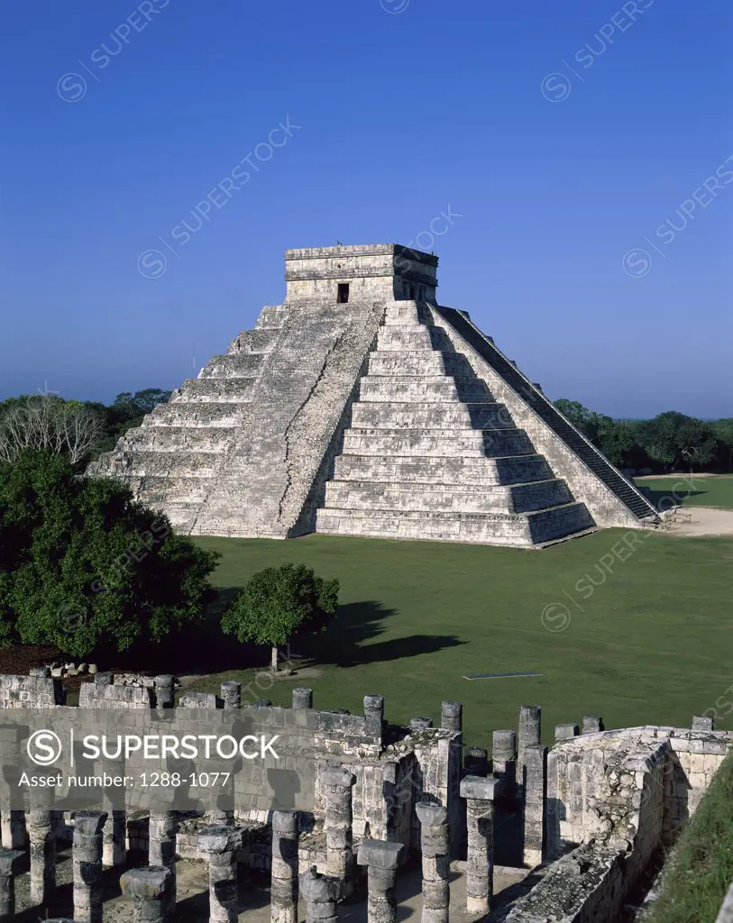 Ancient structures, El Castillo, Chichen Itza (Mayan), Mexico