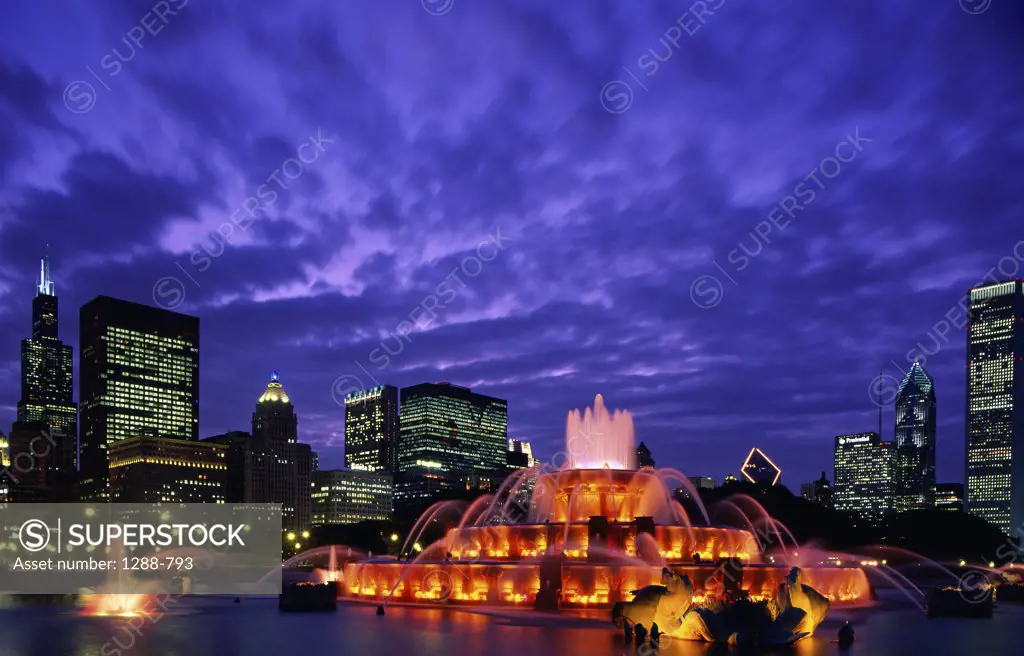 Buckingham Fountain lit up at night, Grant Park, Chicago, Illinois, USA