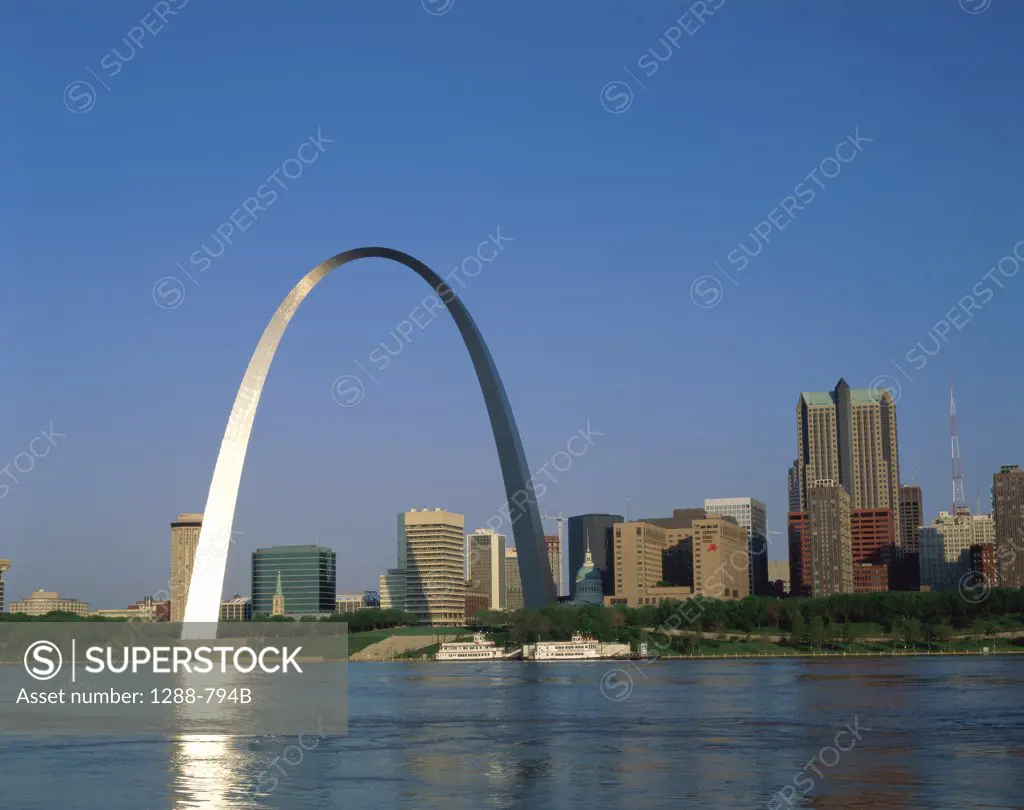 Arched sculpture on the waterfront, Gateway Arch, St. Louis, Missouri, USA