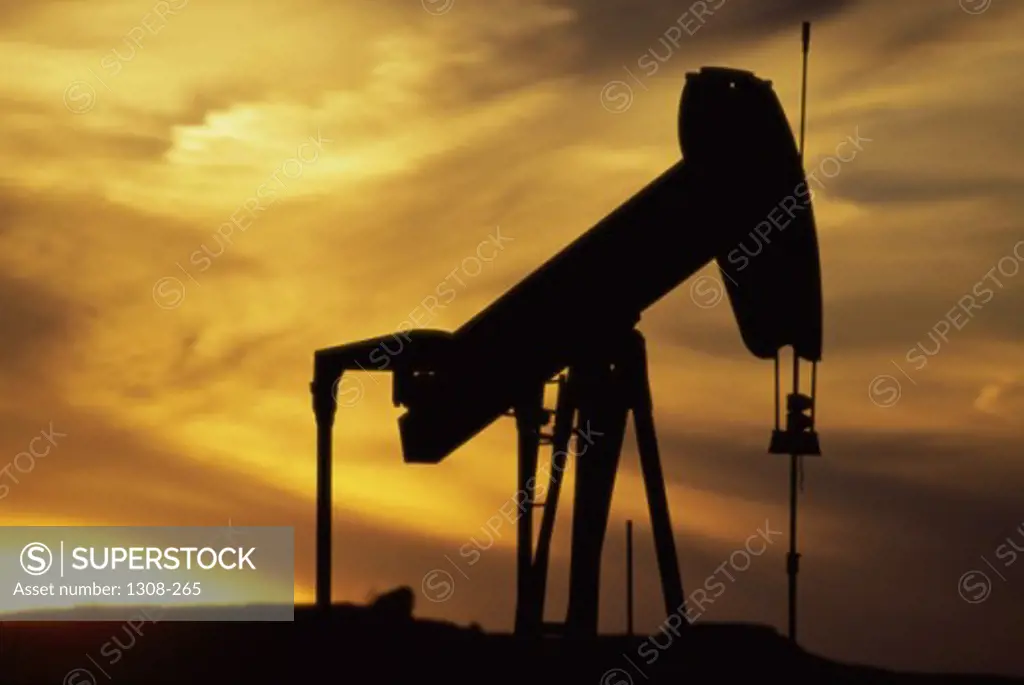 Silhouette of an oil well
