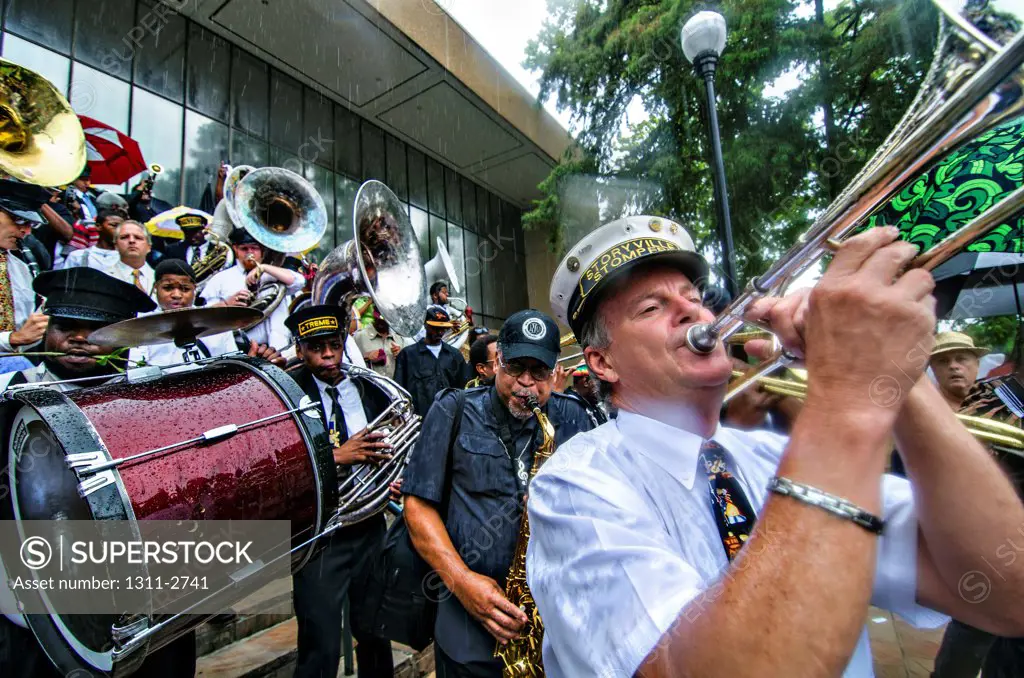 Treme Jazz band sends a glorious noise to the hevens to lead the jazz funerla and second line parde fro Uncle Lionel Batiste.