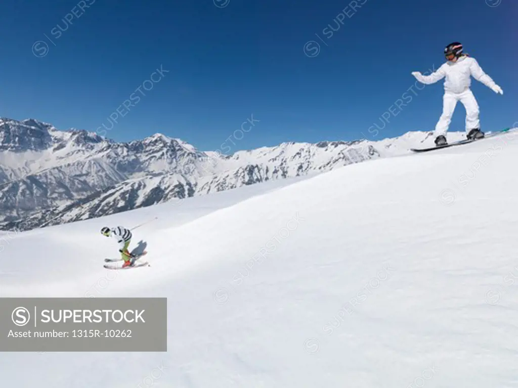 Italy, Piedmont, Jafferau, Teenage skier/snowboarder descend ridgecrest