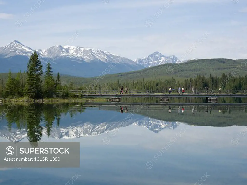 Canada, Alberta, Jasper National Park, Pyramid Lake, people crossing bridge