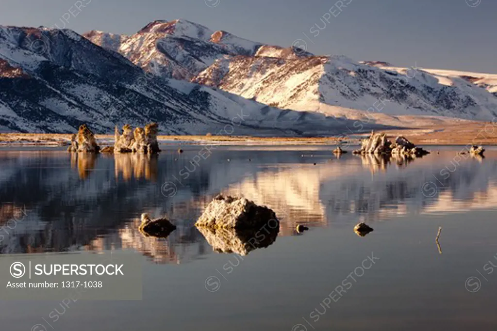 Tufa formations with a mountain range in the background, Californian Sierra Nevada, Mono Lake, California, USA