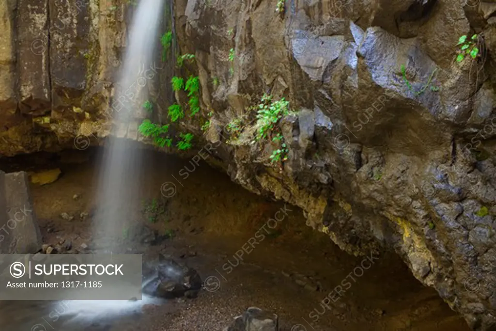 USA, California, Shasta National Forest, Hedge Creek Falls