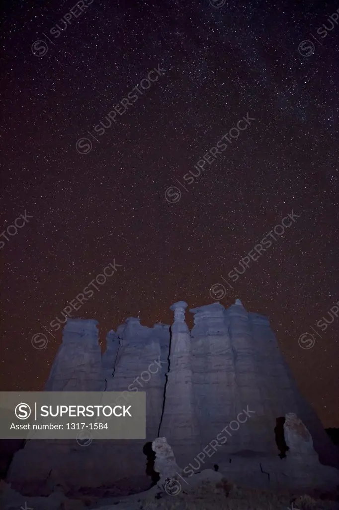 USA, New Mexico, San Juan Badlands, White City, 'Sierra Negra' Badlands, Plaza Blanca at night