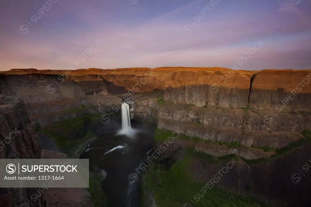 USA, Washington, Palouse Falls, sunset over cliffs and waterfall