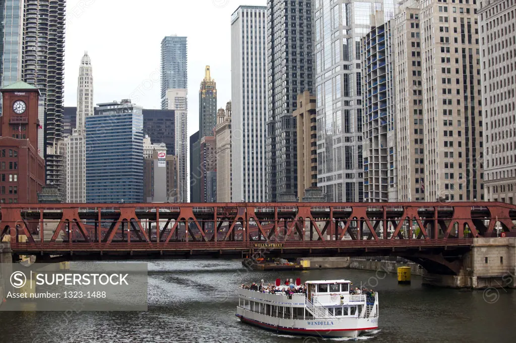USA, Illinois, Chicago, Tour boat on Chicago River