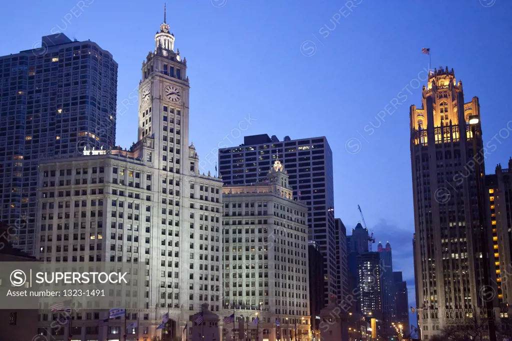 USA, Illinois, Chicago, Wrigley Building and Tribune Tower at dusk