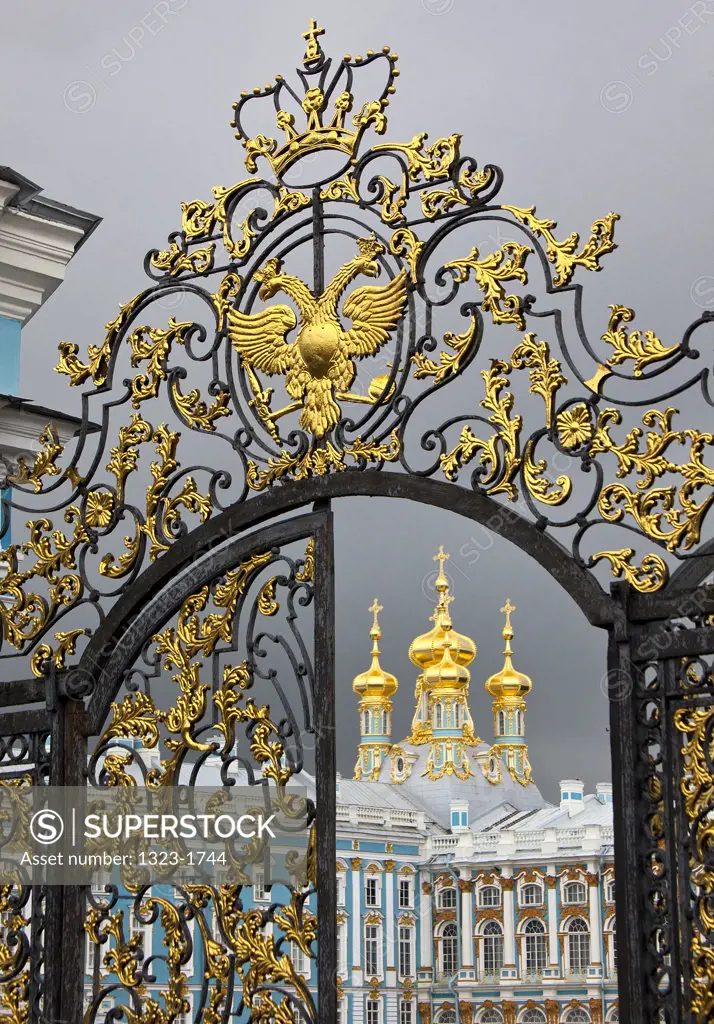 Gate to the entrance of the palace, Catherine Palace, Tsarskoye Selo, St. Petersburg, Russia