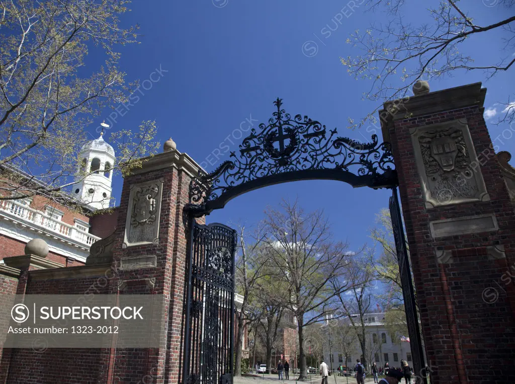 USA, Massachusetts, Cambridge, Entrance to Harvard Yard