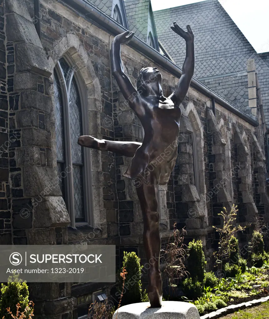USA, Massachusetts, Cambridge, Statue of ballet dancer outside of Old Cambridge Baptist Church