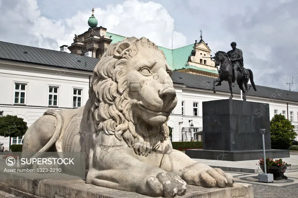 Poland, Warsaw, Lion and Statue of Jozef Poniatowski in front of Namiestnikowski Palace