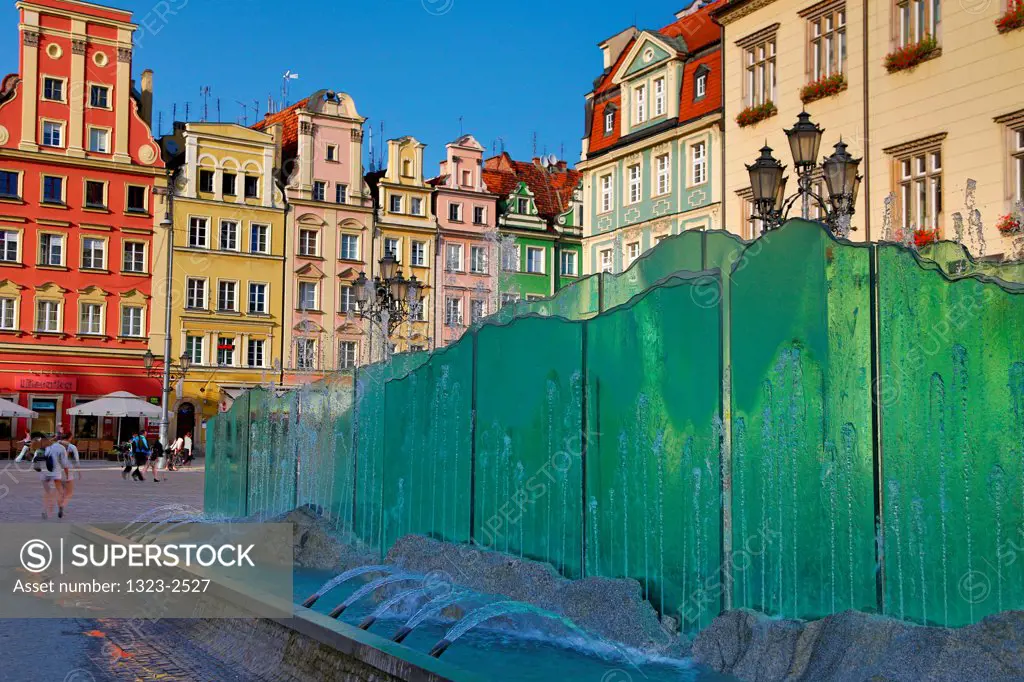 Poland, Wroclaw, Fountain and buildings in Market Square
