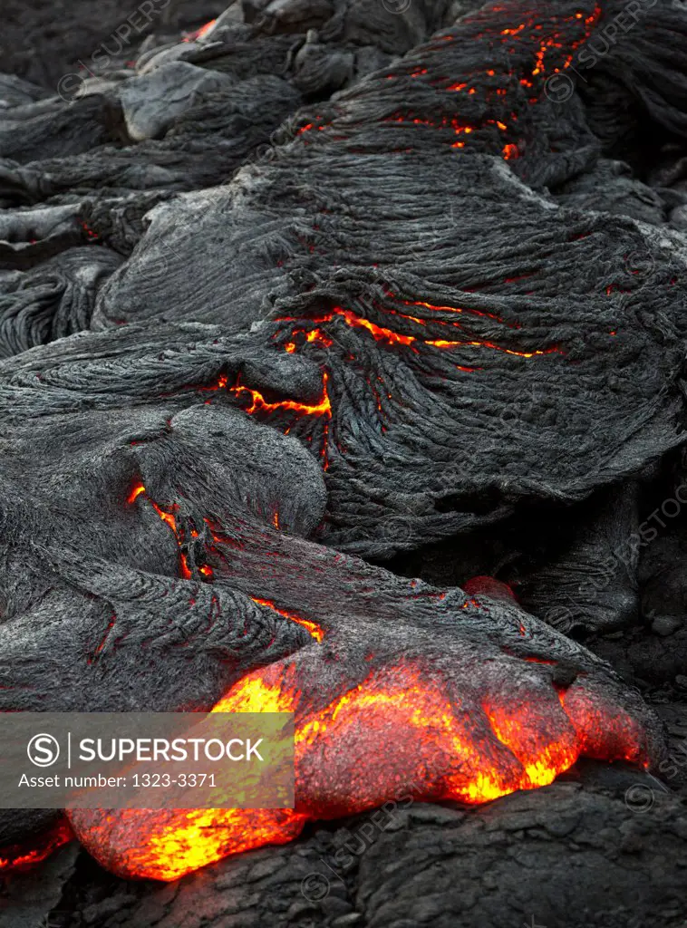 USA, Hawaii, Flowing molten lava in Hawaii Volcanoes National Park
