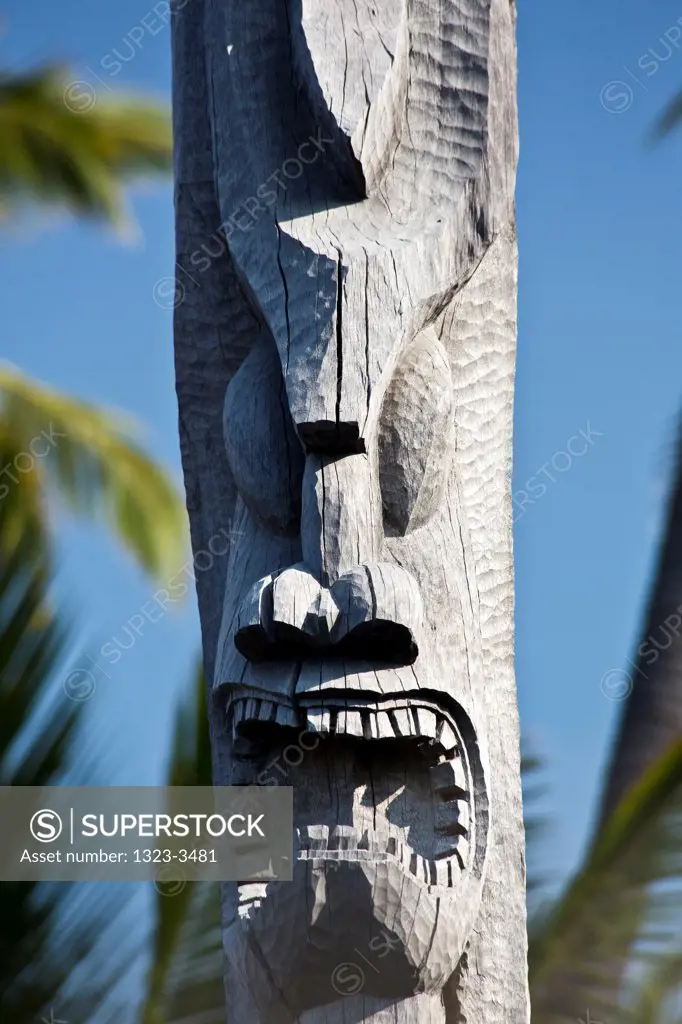USA, Hawaii, Totem carving at Puuhonua o Honaunau Historical Park