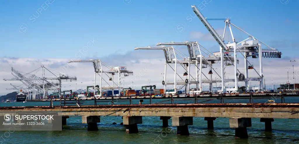 Cranes at the Port of Oakland, Oakland, San Francisco Bay, San Francisco, California, USA