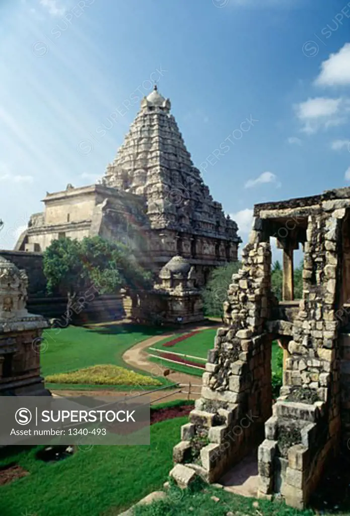 India, Tamil Nadu, Gangaikonda Cholapuram, Garden in front of Siva Temple