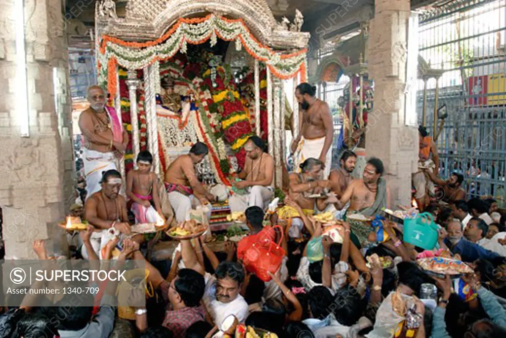 Devotees worshipping Lord Kapaleeswarar in a temple, Kapaleeshwarar Temple, Mylapore, Chennai, Tamil Nadu, India