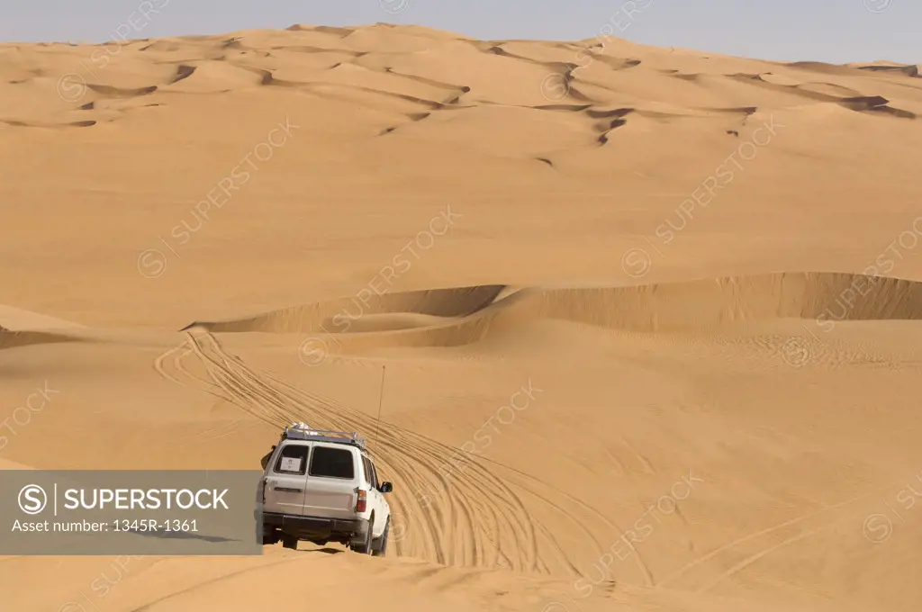 4x4 vehicle in a desert, Erg Awbari, Fezzan, Libya