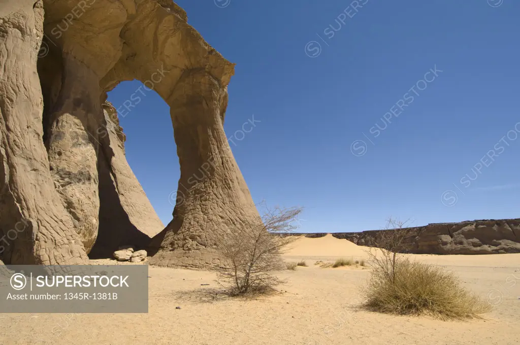 Natural arch formed in a desert, Fezzi Jaren Arch, Wadi Teshuinat, Tadrart Acacus, Fezzan, Libya