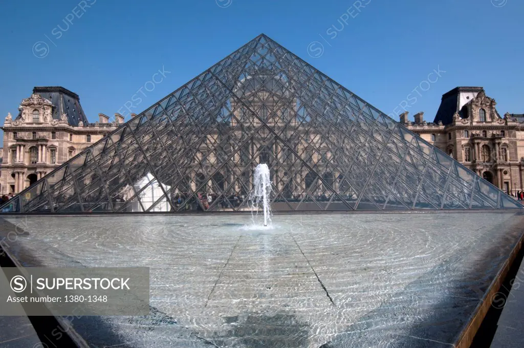 Pyramid in front of a museum, Louvre Pyramid, Musee Du Louvre, Paris, Ile-de-France, France