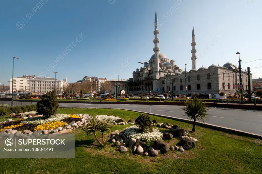 Mosque in a city, Yeni Cami Mosque, Eminonu, Istanbul, Turkey