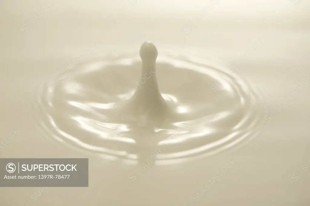 Milk ripple and splashing