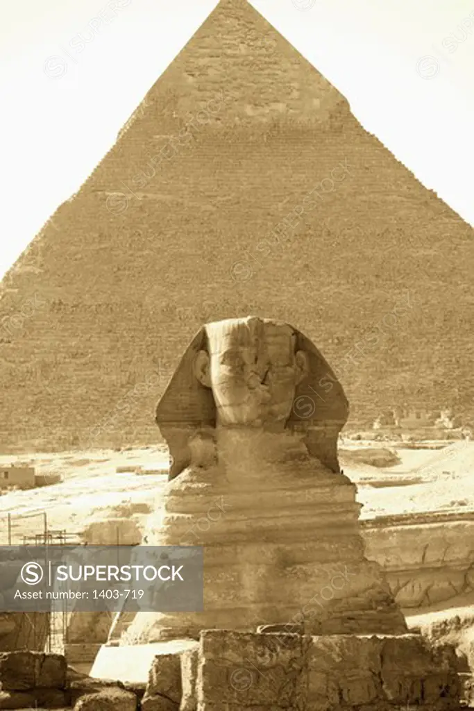 Egypt, Cairo, Giza, The Great Sphinx and Pyramid of Khepre, UNESCO World Heritage Site
