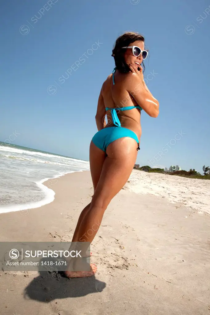 USA, Florida, Young woman on beach