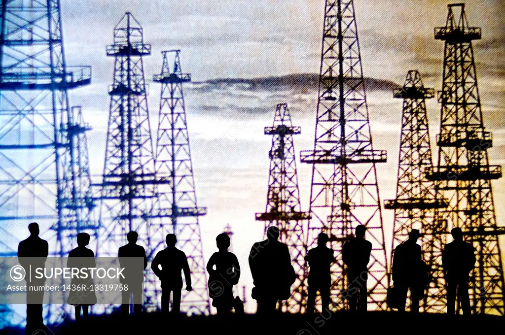 composicion digital de varias siluetas de personas irreconocibles observando unas torres de petroleo al fondo. , digital composition of unrecognizable...