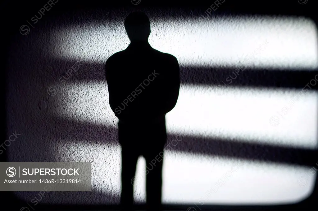 silueta de un hombre irreconocible y de incognito sobre unas sombras, silhouette of a unrecognizable and incognito man.