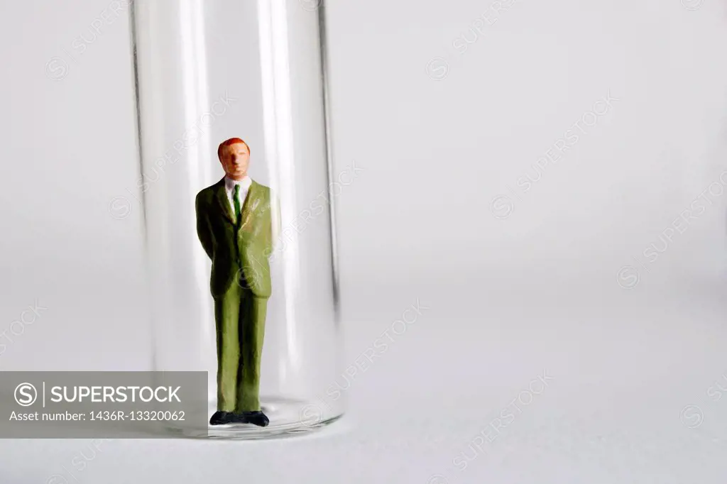Hombre atrapado en una botella de cristal, Man trapped in a glass bottle.