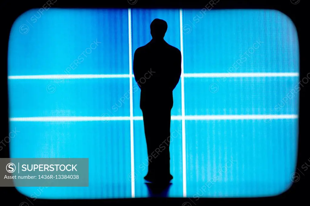 silueta de un hombre irreconocible y de incognito sobre fondo azul, silhouette of a unrecognizable and incognito man with a blue background.