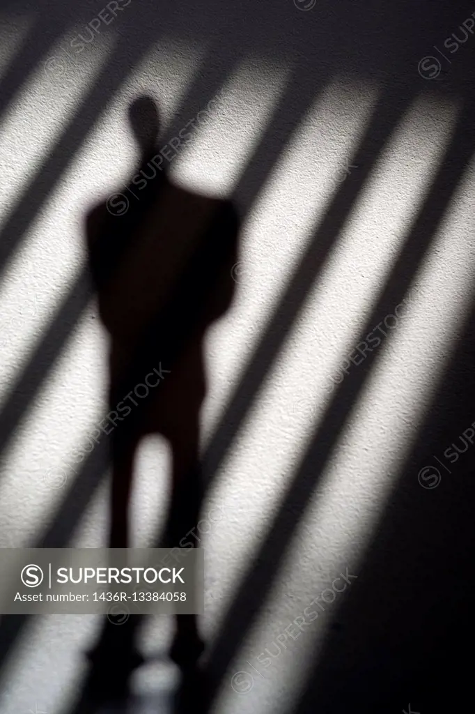 silueta de un hombre irreconocible y de incognito sobre unas sombras, silhouette of a unrecognizable and incognito man.