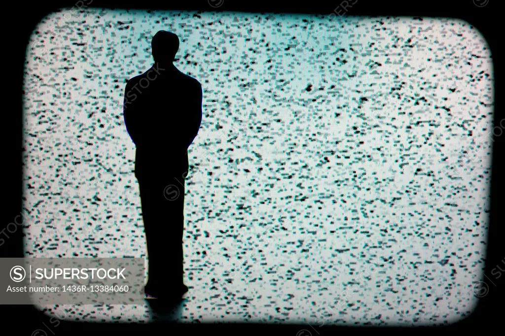 silueta de un hombre irreconocible y de incognito sobre fondo de color, silhouette of a unrecognizable and incognito man on a color background.