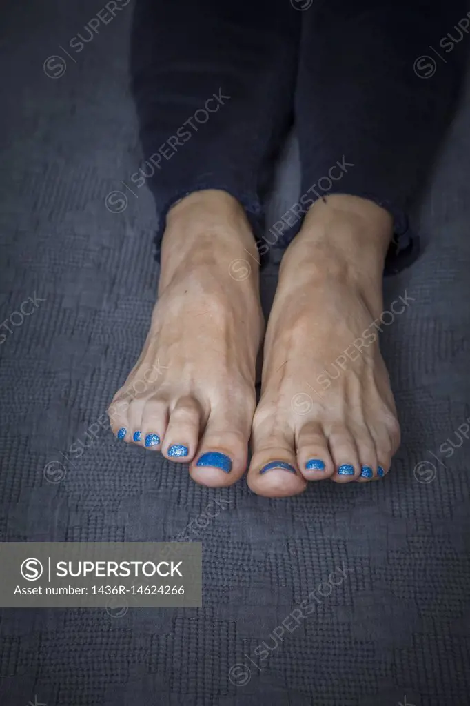 Close-up of a young woman´s bare feet with toenail polish on her