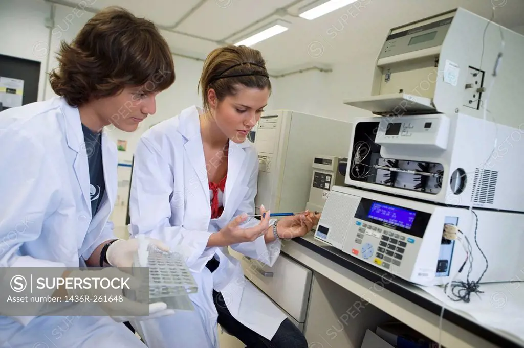 Polytechnic School, University of the Basque Country, Donostia. PerkinElmer´s HPLC & GPC. Students, Lab of Chemical Industry and Electrochemical Engin...