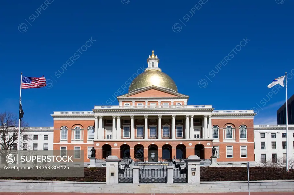 Front of the Massachusetts state house or capitol building in Boston, a brick building with gold dome