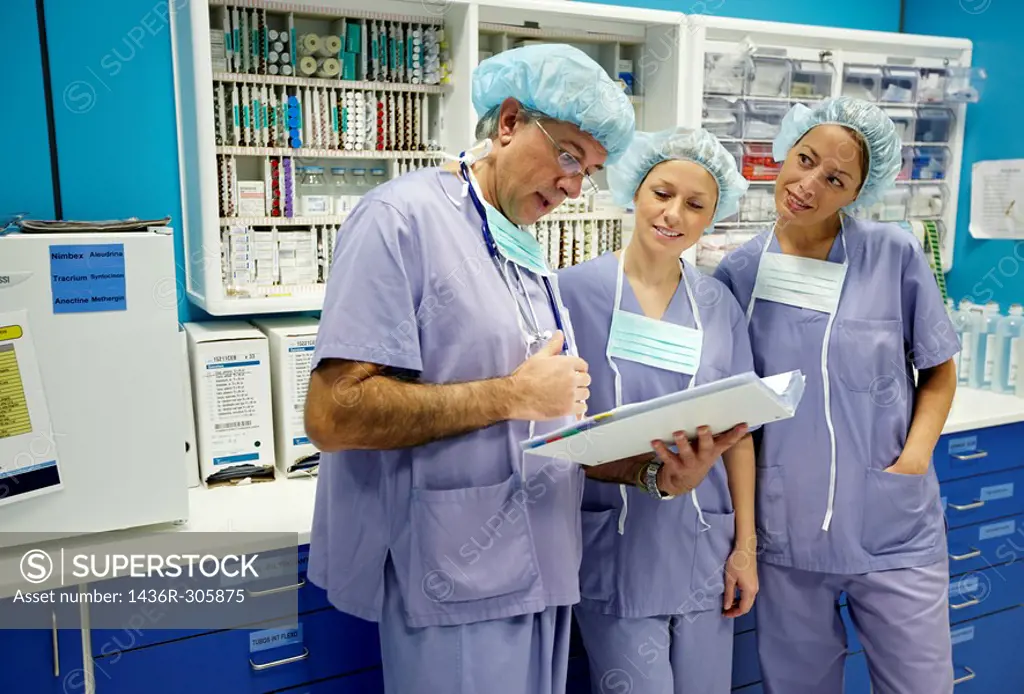 Surgeons, surgical block. Hospital Policlinica Gipuzkoa, San Sebastian, Donostia, Euskadi, Spain