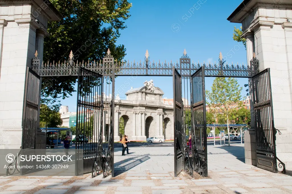 Alcalá Gate from The Retiro park. Madrid, Spain.