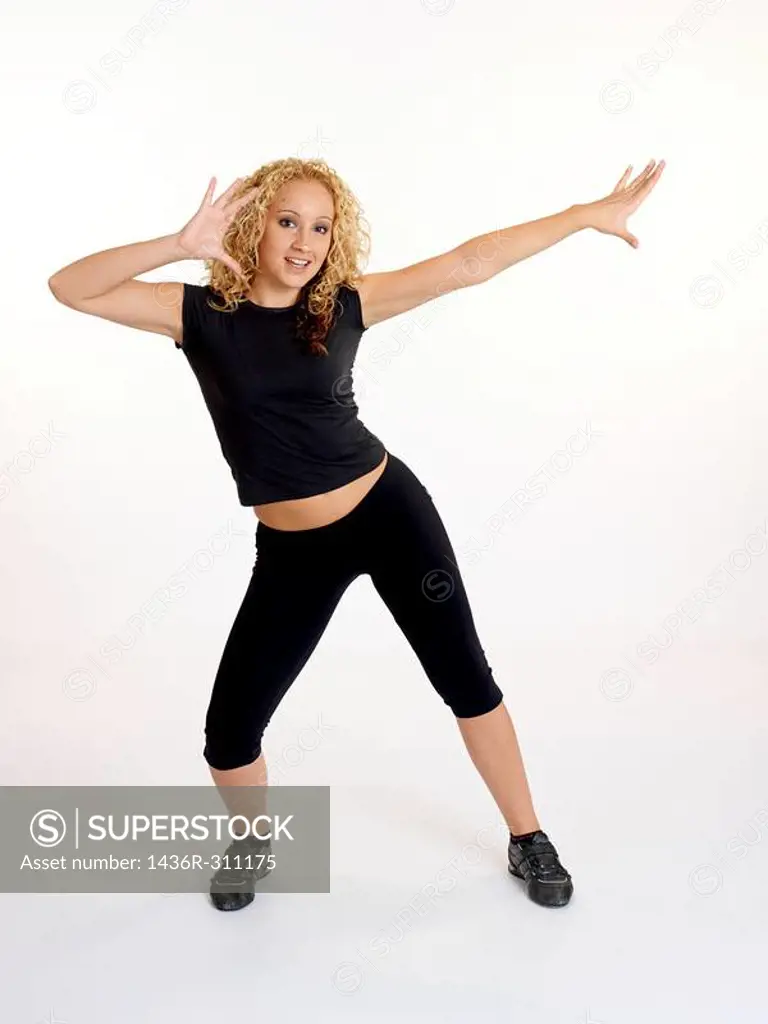 Mujer joven realizando movimientos de baile