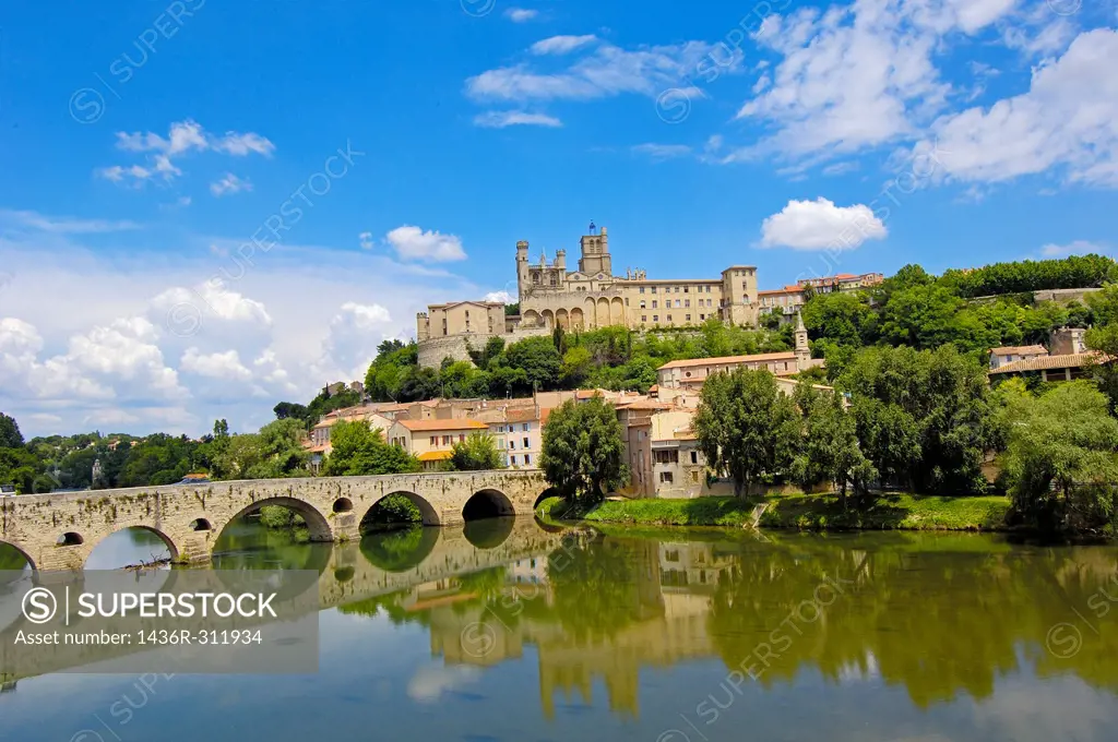 River Orb, Old Bridge and Saint-Nazaire cathedral, Beziers, Herault, Languedoc-Roussillon, France