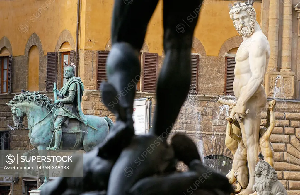 Statue of Cosimo I de Medici by Giambologna and ´Il Biancone´, statue of Neptune, in Piazza della Signoria. Florence. Tuscany, Italy