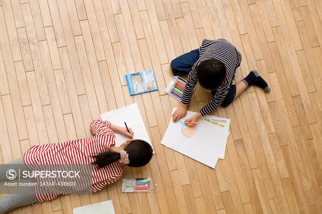 Two kids drawing picture