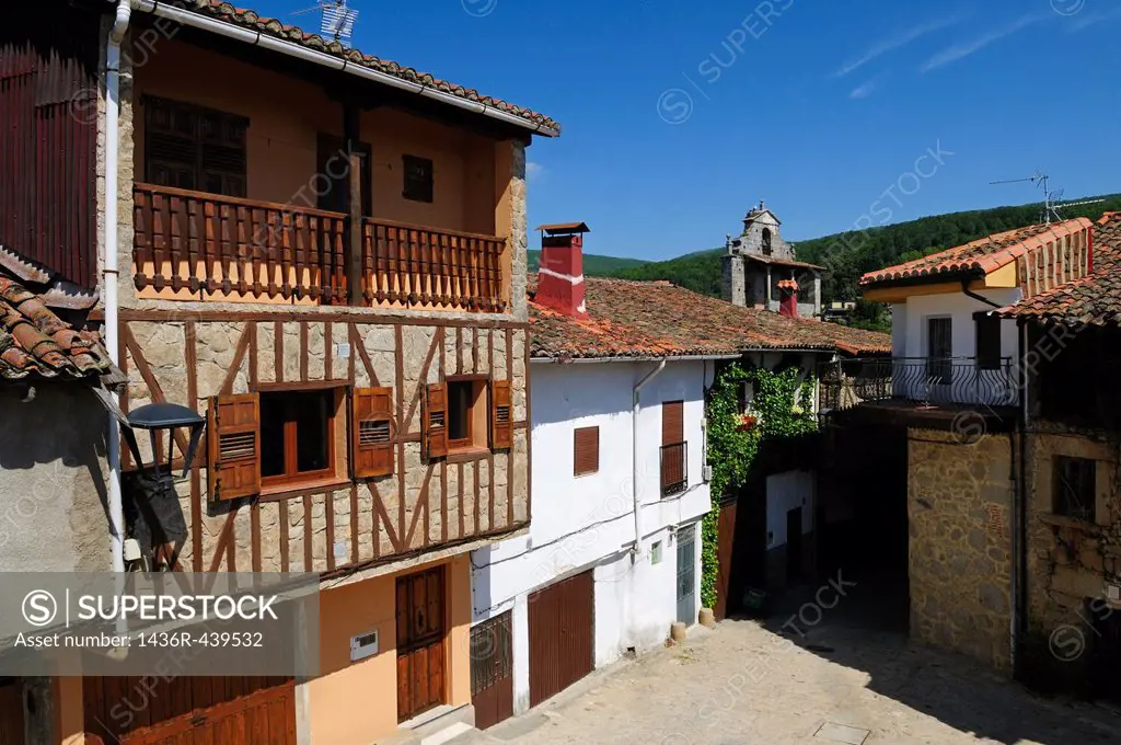 Europe, Spain, Castile and Leon, Castilla y Leon, Sierra de Francia, narrow lane with old buildings at San Martin del Castanar