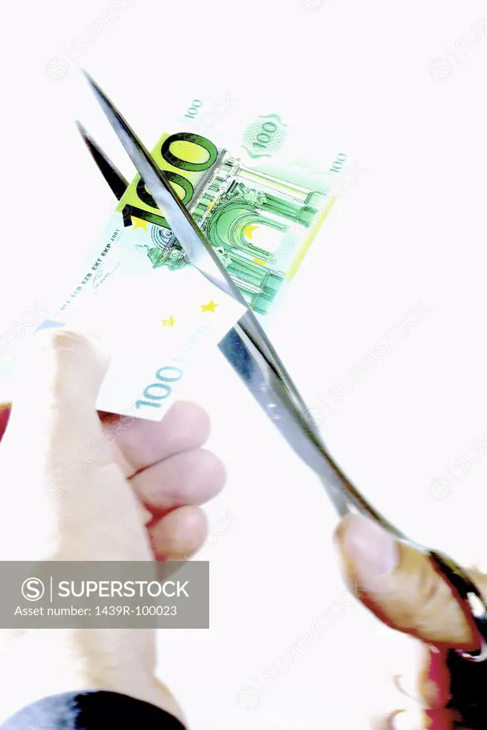 Cutting a banknote